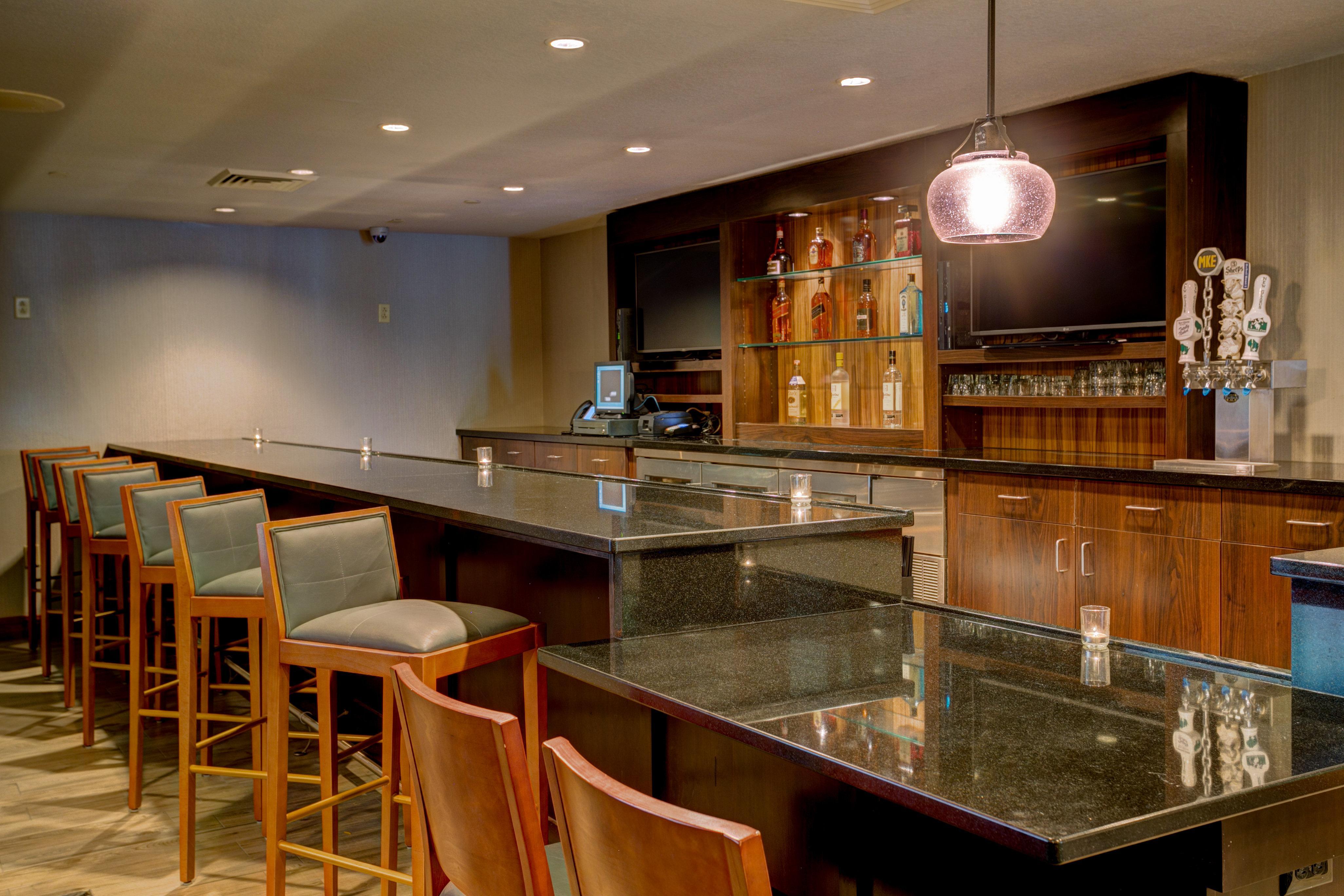 Holiday Inn Milwaukee Airport By Ihg Exterior photo